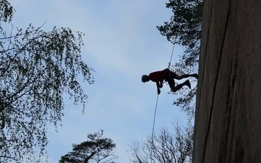 Adrenalinový rope jumping ze starého lomu nedaleko Prahy