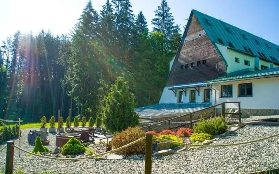CHKO Beskydy blízko Pusteven: Staré Hamry ve Ski Parku Gruň se snídaněmi a možností využít saunu a koupací sud