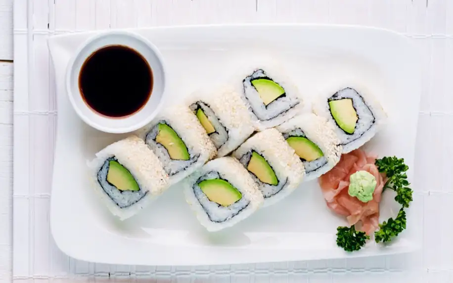 Veganské sushi na Karláku: 8 rolek, avokádo či okurka