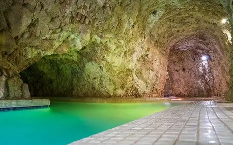 Miskolc jen 650 m od jeskynních lázní v Penzionu Zenit se snídaní/polopenzí, welcome drinkem a slevami