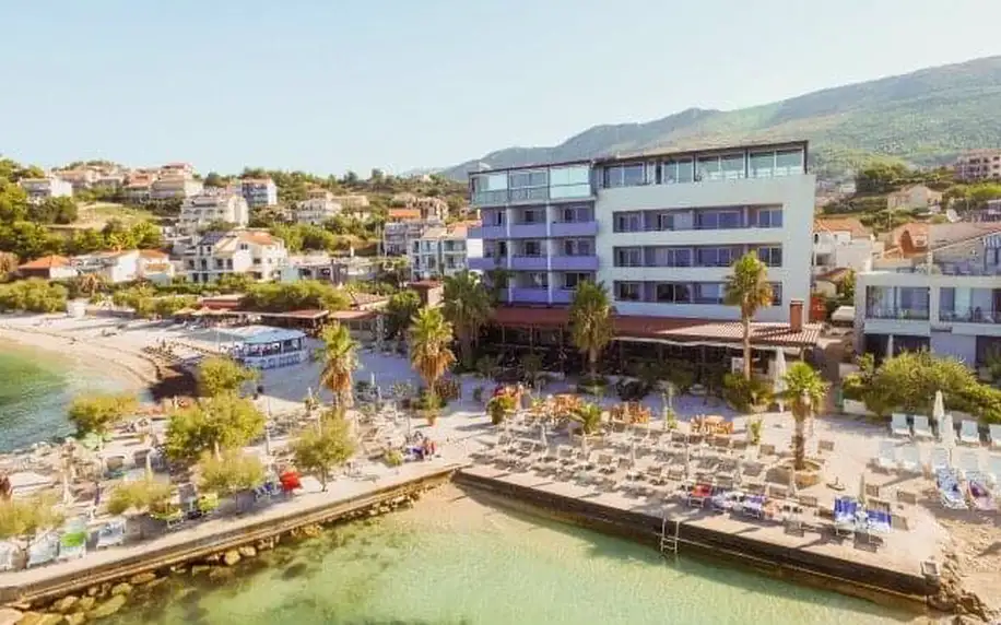 Chorvatsko: Split u přímo u pláže (20 m) v Hotelu Gala Split **** se snídaní a krytým bazénem + sauna, fitness