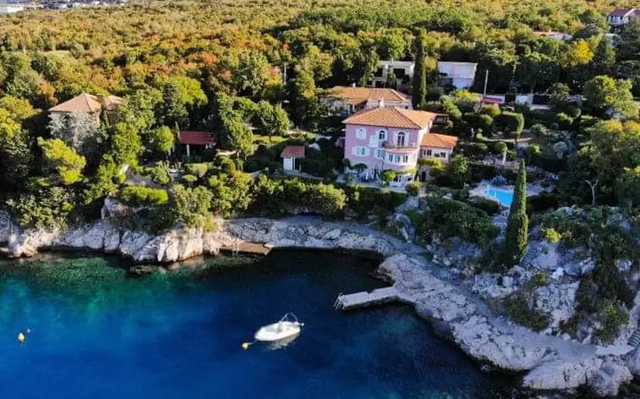 Chorvatsko ve Ville Dora přímo u pláže v apartmánech s kuchyňkou, bazénem a lehátky + dítě do 5 let zdarma