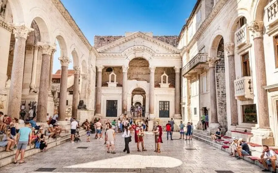 Split přímo na pláži v Hotelu San Antonio **** se snídaněmi, bazénem, saunou a fitness + pokoj s masážní vanou