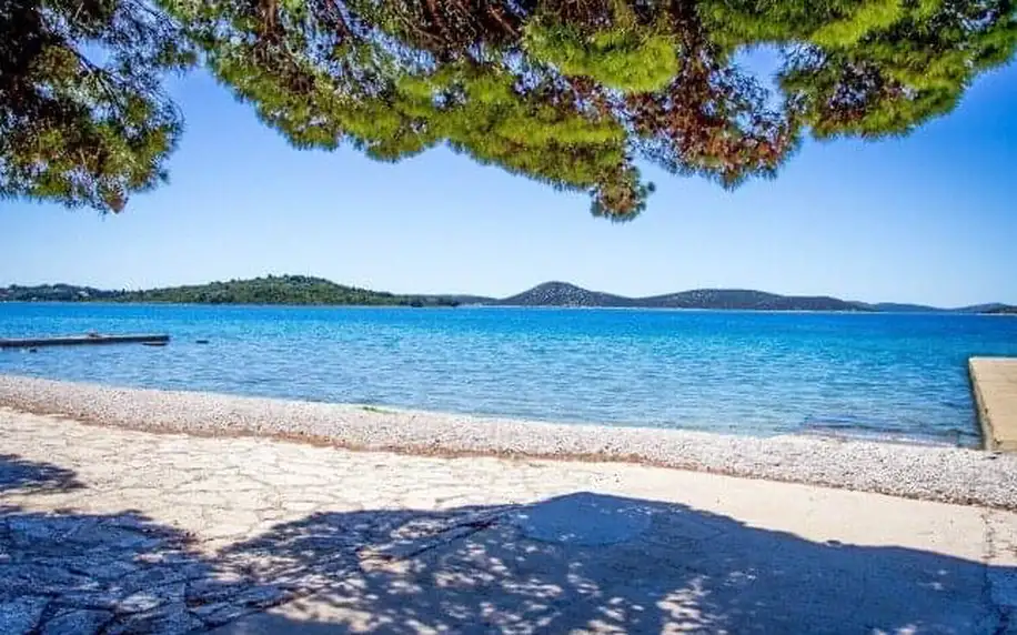 Chorvatsko: Vodice jen 150 m od pláže ve Vile Imperial s polopenzí, bazény a fitness centrem + zábavný program