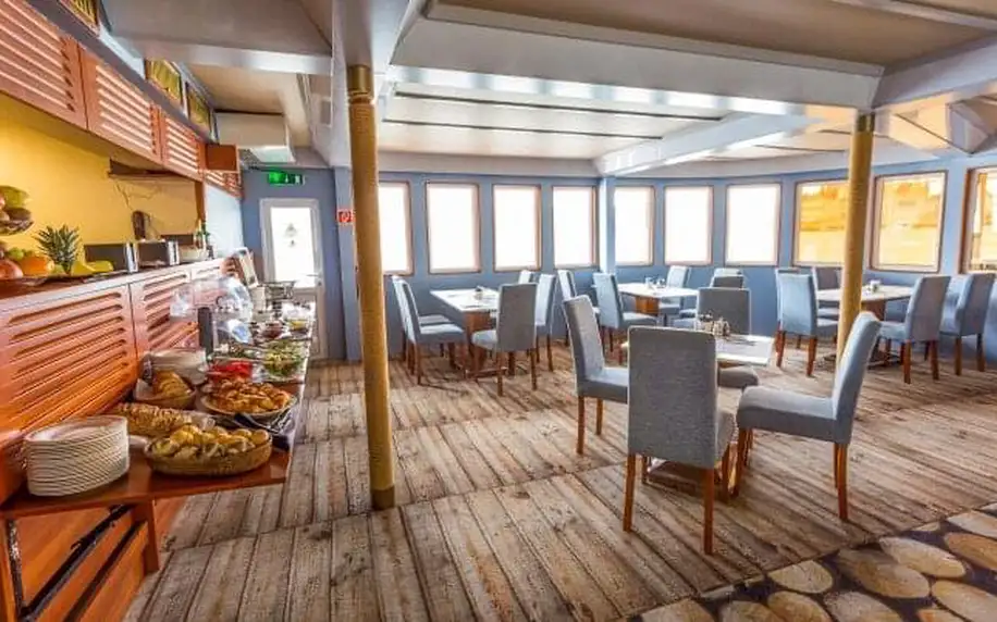 Budapešť: Netradiční pobyt v klimatizované kajutě lodního Grand Jules Boat Hotelu *** + snídaně formou bufetu