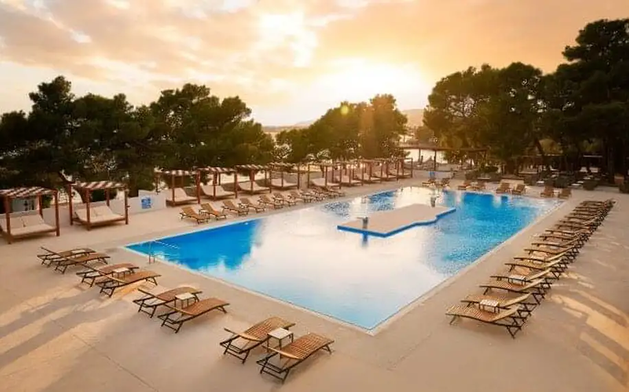 Chorvatsko: Vodice jen 150 m od pláže ve Vile Imperial s polopenzí, bazény a fitness centrem + zábavný program