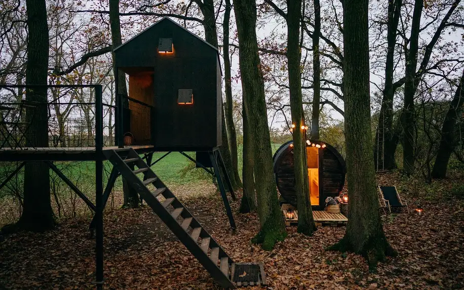 Kouzelný treehouse i sudová sauna až pro 4 osoby