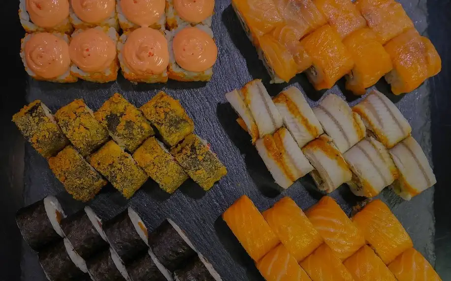 Degustační sushi set: 48 klasických i smažených rolek