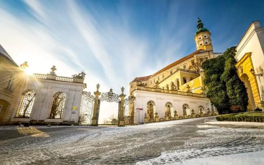 Jižní Morava: Lednice přímo u zámku v Penzionu Sluneční Dům se snídaněmi, vínem a degustací s občerstvením