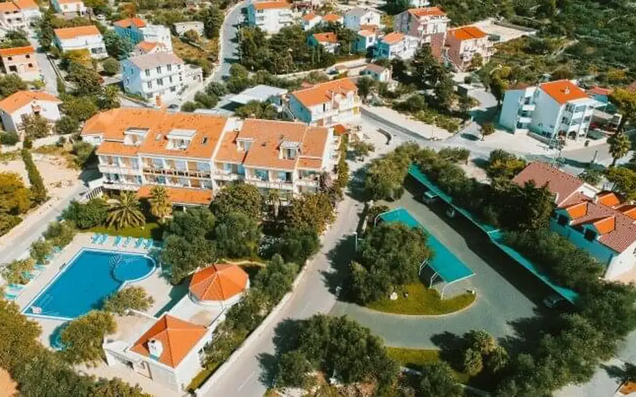Chorvatsko: Ostrov Pag nedaleko pláže Zrće (3 km) v Aparthotel Resortu Trcol **** s bazénem a terasou + gril