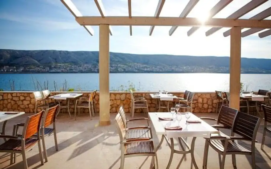 Chorvatsko: Ostrov Pag v Hotelu Pagus **** přímo na pláži s polopenzí/all inclusive + bazén, lehátka a animace