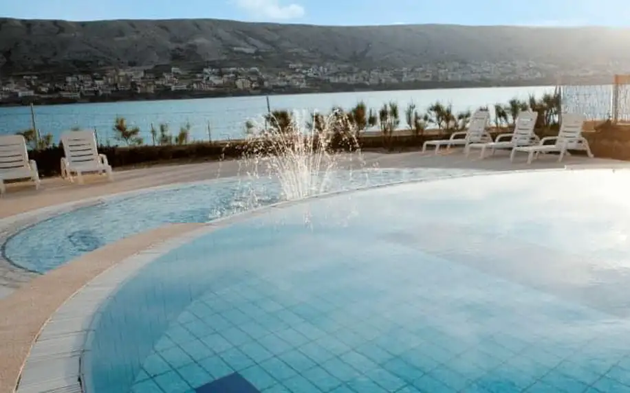 Chorvatsko: Ostrov Pag v Hotelu Pagus **** přímo na pláži s polopenzí/all inclusive + bazén, lehátka a animace