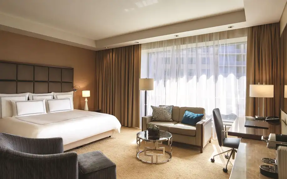 Swissotel Al Ghurair, Dubaj, Dvoulůžkový pokoj Deluxe s manželskou postelí, letecky, plná penze