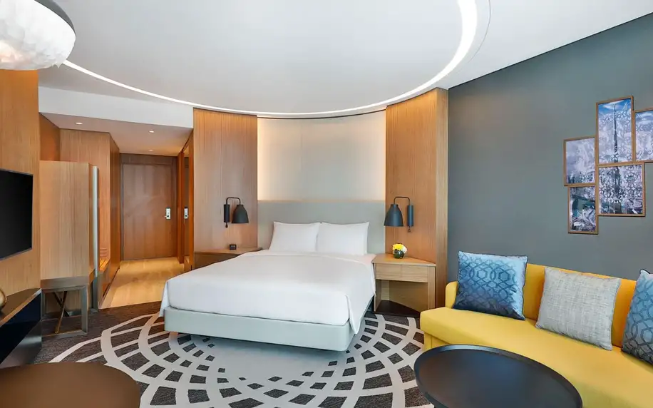 DoubleTree by Hilton Dubai Business Bay, Dubaj, Dvoulůžkový pokoj Deluxe s manželskou postelí, letecky, snídaně v ceně