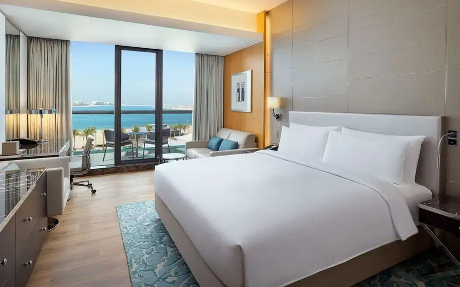 Hilton Dubai Palm Jumeirah, Dubaj, Dvoulůžkový pokoj Deluxe s manželskou postelí King, letecky, polopenze
