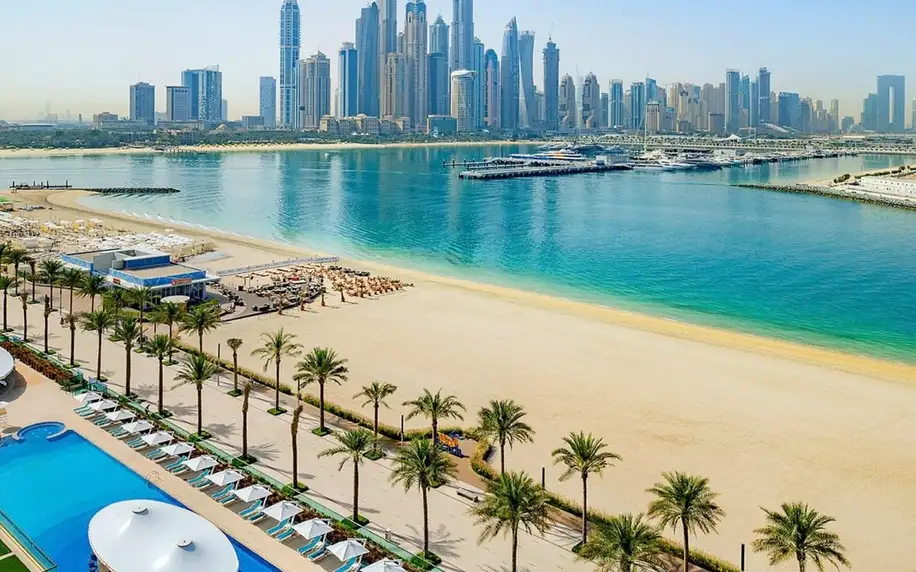 Hilton Dubai Palm Jumeirah, Dubaj, Dvoulůžkový pokoj Deluxe s manželskou postelí King, letecky, polopenze