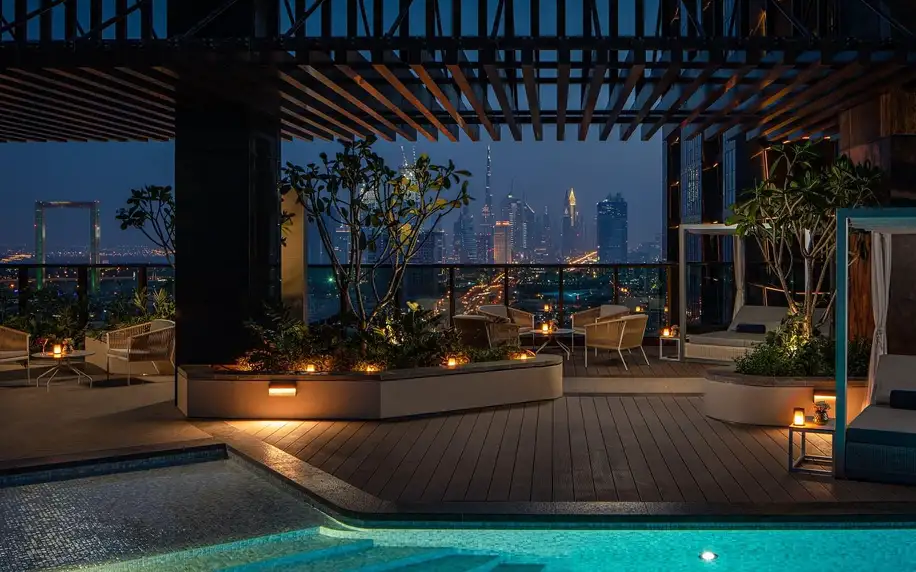 Doubletree by Hilton Dubai M Square Hotel and Residences, Dubaj, Dvoulůžkový pokoj Deluxe s manželskou postelí, letecky, snídaně v ceně