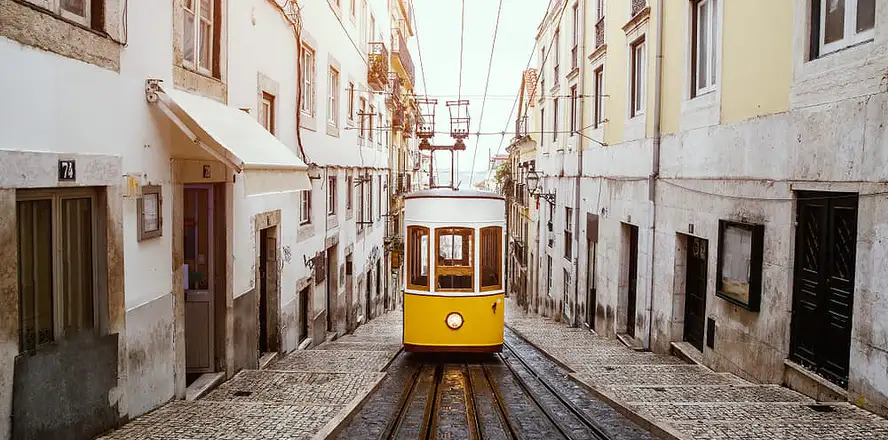 Typická žlutá tramvaj v Lisabonu