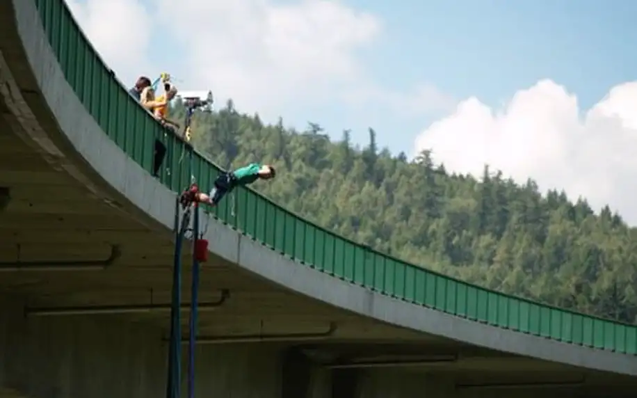Bungee jumping z nejvyššího mostu v ČR