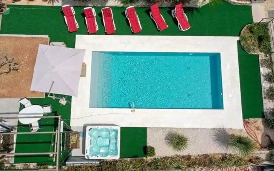 Ostrov Pag: Novalja jen 70 m od moře v apartmánu v Kristal Paris Pool House **** s venkovním bazénem + gril