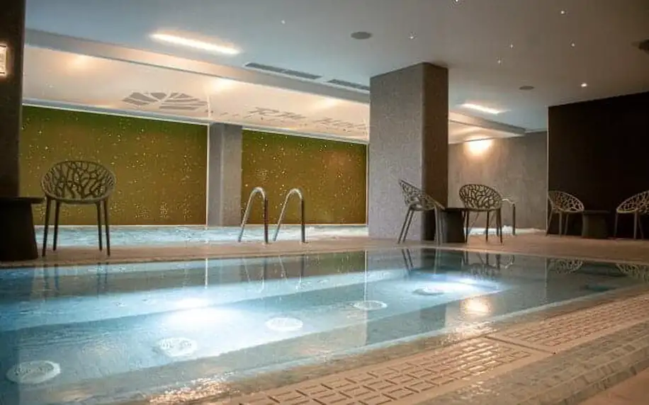 Stylový RM Hotel Wellness & Congress **** blízko Bojnic s polopenzí, wellness a fitness zónou + welcome drink