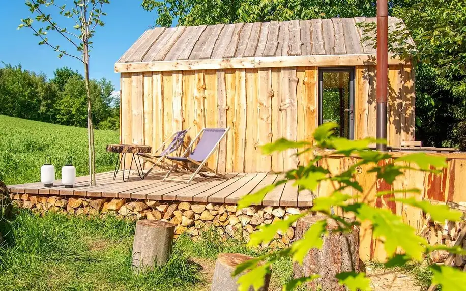 Tiny house s vyhřívaným koupacím sudem a saunou