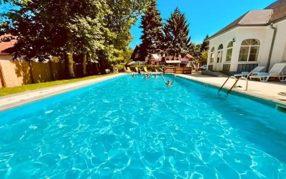 Dovolená jen 800 m od Balatonu v Sommer Pensionu se snídaní či polopenzí, venkovním bazénem a dětským hřištěm