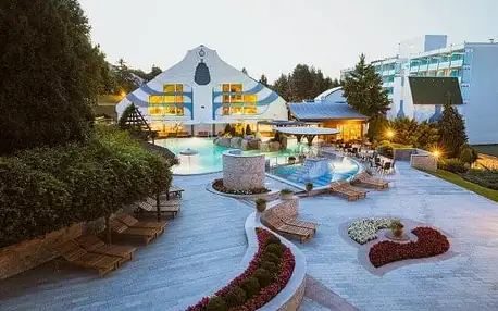 Hévíz: NaturMed Hotel Carbona **** s polopenzí/plnou penzí a luxusním wellness centrem s termálními bazény