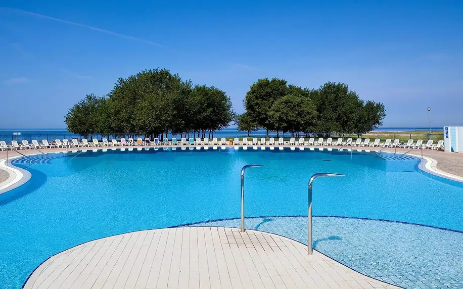 Istrie: 4* apartmány u pláže, bazén a tenisové kurty