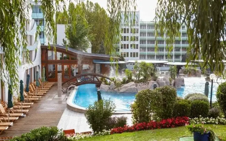 Hévíz: NaturMed Hotel Carbona **** s polopenzí/plnou penzí a neomezeným termálním wellness + dítě zdarma