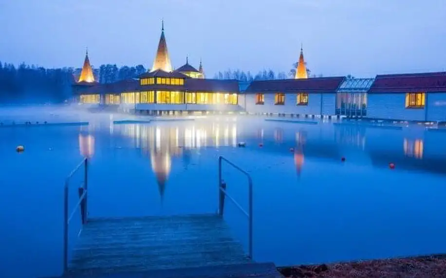 Hévíz: NaturMed Hotel Carbona **** s polopenzí/plnou penzí a luxusním wellness centrem s termálními bazény