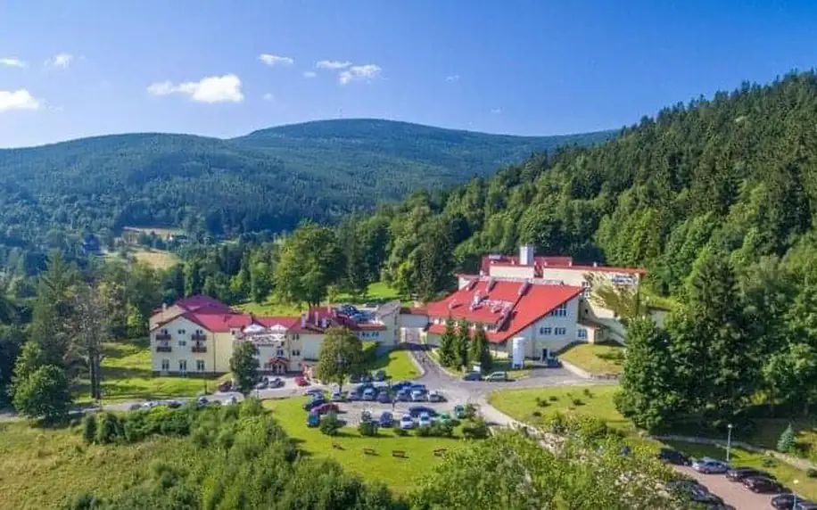 Polsko: Jizerské hory jen 2 km od Česka v Resortu Klinika Młodości s polopenzí a neomezeným wellness centrem