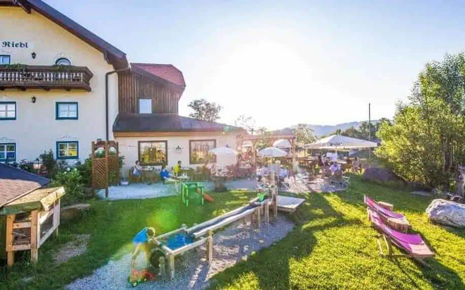 Rakousko jen 8 km od Salzburgu: Pobyt v Hotelu Gasthof Am Riedl *** s polopenzí a bohatým vyžitím pro děti