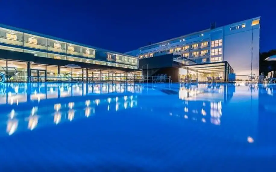 Chorvatsko nedaleko Zadaru a hned u pláže v Hotelu Pinija **** se 2 bazény, wellness a animacemi + polopenze