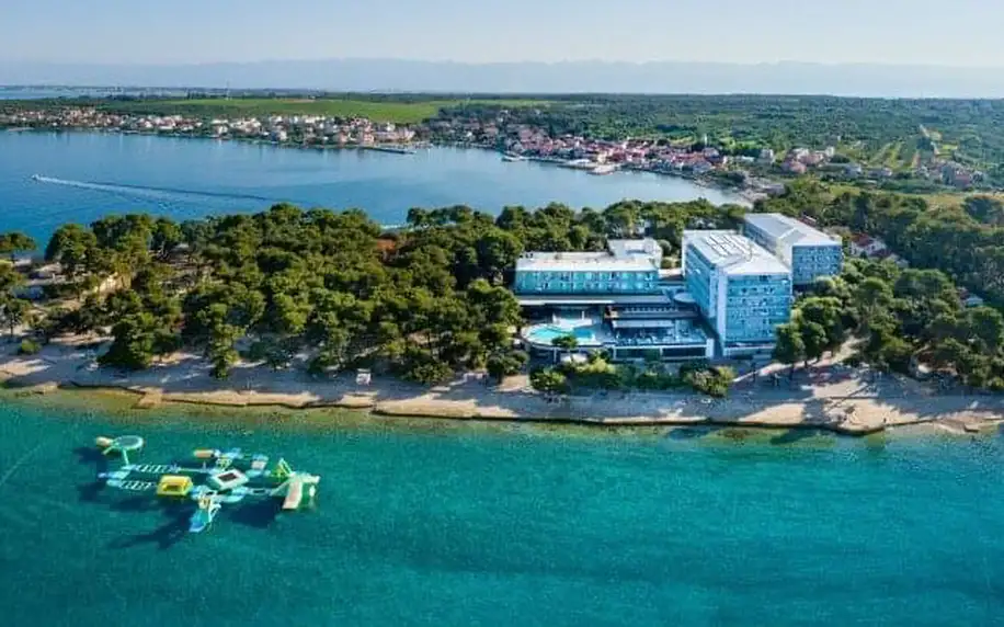 Chorvatsko nedaleko Zadaru a hned u pláže v Hotelu Pinija **** se 2 bazény, wellness a animacemi + polopenze