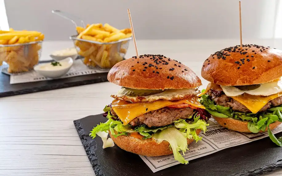 Dva burgery nebo maxi burger s hranolky a dipy