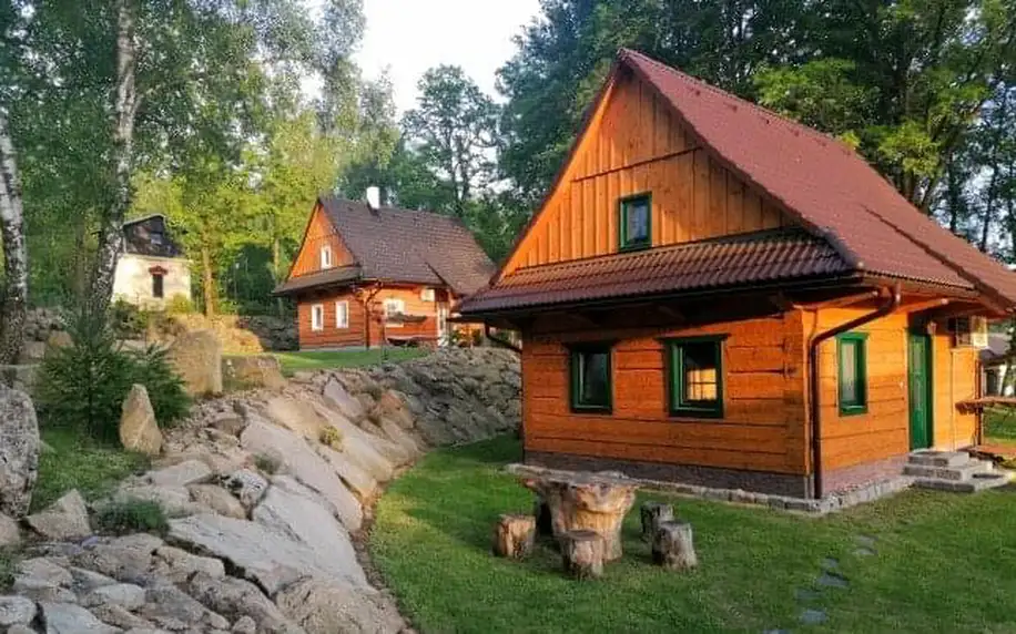 Česká Kanada ve dřevěných Roubenkách U Veverky pro 6 osob s infrasaunou, venkovním ohništěm a bohatým vyžitím
