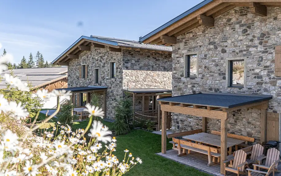 Moderní chalet v Alpách: vlastní sauna i wellness v hotelu