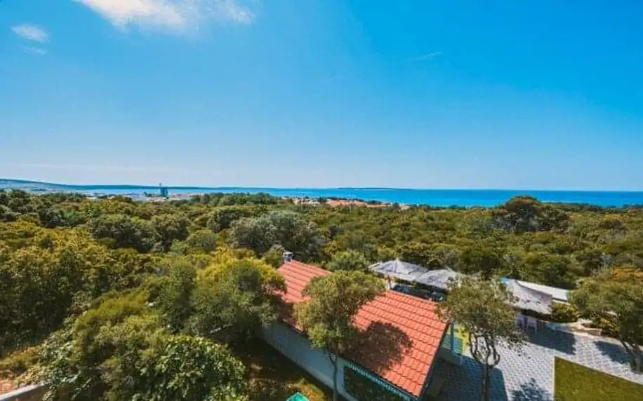 Chorvatsko: Ostrov Pag nedaleko pláže Zrće a 600 m od moře v apartmánech Royal Pool Apartments **** s bazénem