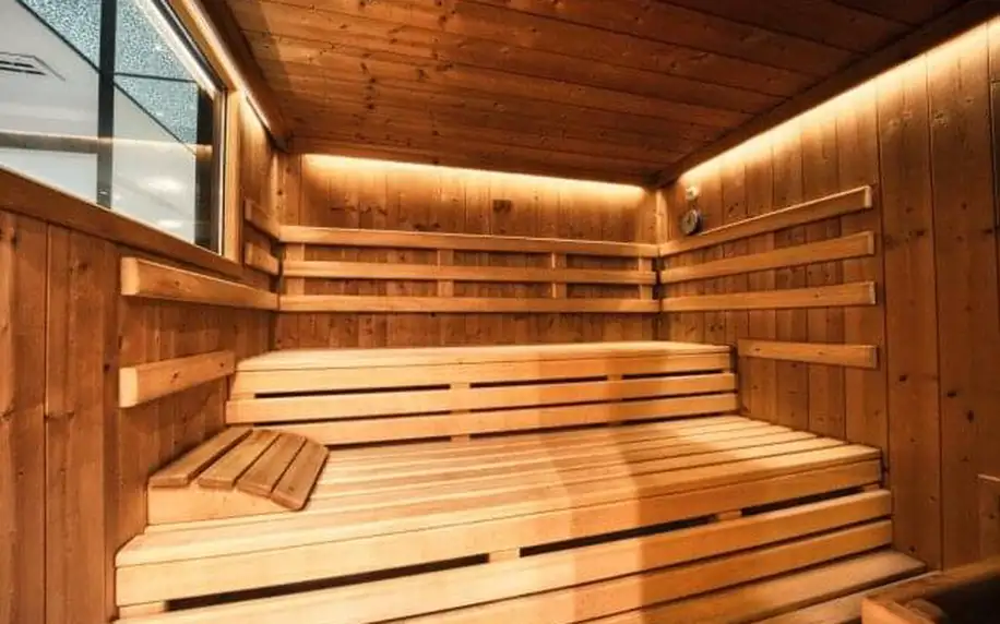 Bavorský les: Designový Das Kronberg se snídaní, neomezeným wellness s bazénem a saunami + slevová karta