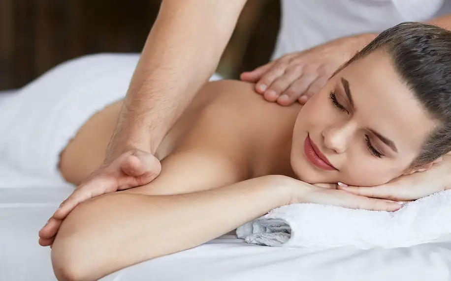 Hodina na masáži: relaxační nebo sportovní masáž