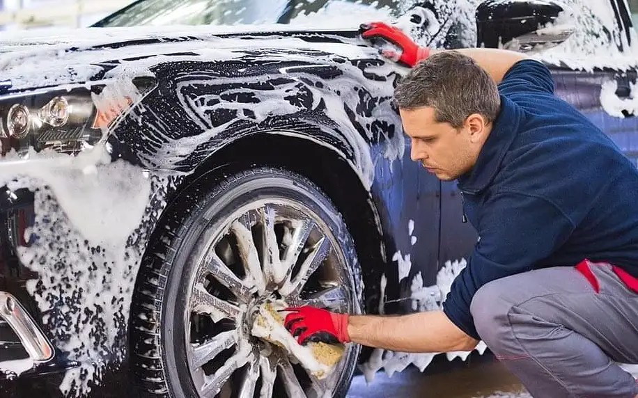 Mytí auta, čištění interiéru i renovace světlometů