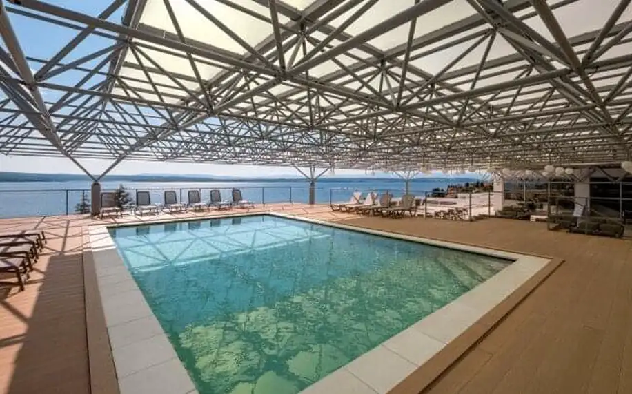 Malebná Crikvenica pouhých 250 m od pláže v Hotelu Omorika **** s polopenzí a bazénem + děti do 12 let zdarma