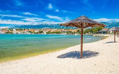 Chorvatsko: Ostrov Pag jen 350 m od moře a pláže v Joel Hotelu **** v apartmánu se snídaní, bazénem a lehátky