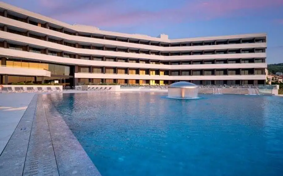 Chorvatsko jen 15 m od pláže ve 4* Grand Hotelu View s polopenzí, fitness a bazény + 2 děti do 12 let zdarma