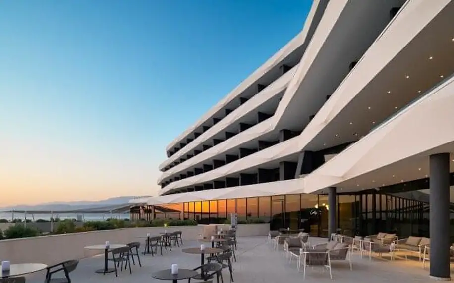 Chorvatsko jen 15 m od pláže ve 4* Grand Hotelu View s polopenzí, fitness a bazény + 2 děti do 12 let zdarma