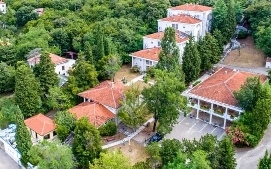 Chorvatsko pouhých 50 m od mořského břehu: Ostrov Krk v Hotelu Delfin *** s polopenzí + děti do 12 let zdarma