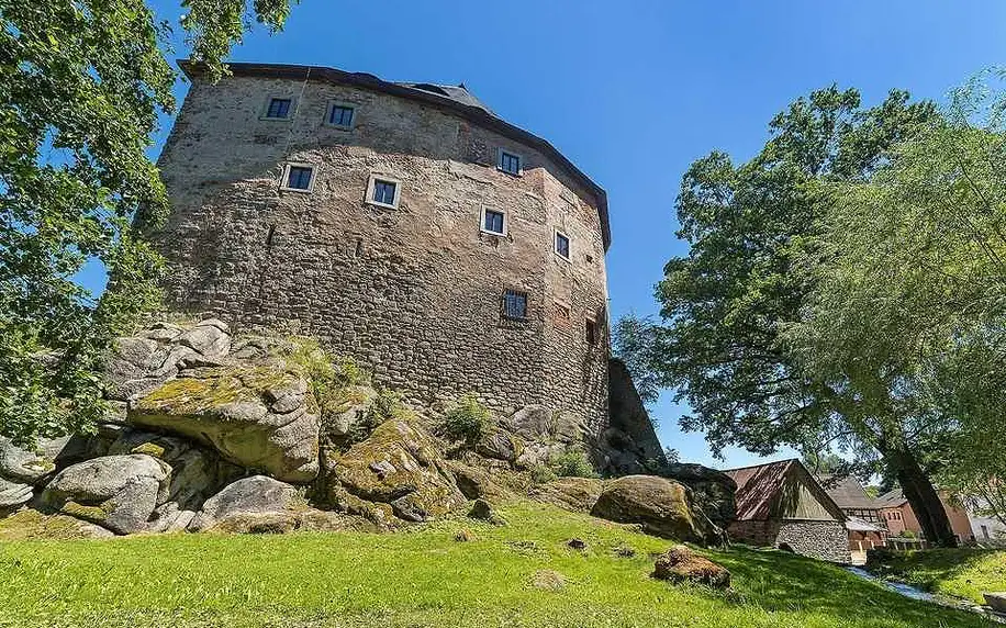 Fantastická dovolená plná historie na středověkém hradu Vildštejn s polopenzí, exkurzí a posezením na vinici pro dva