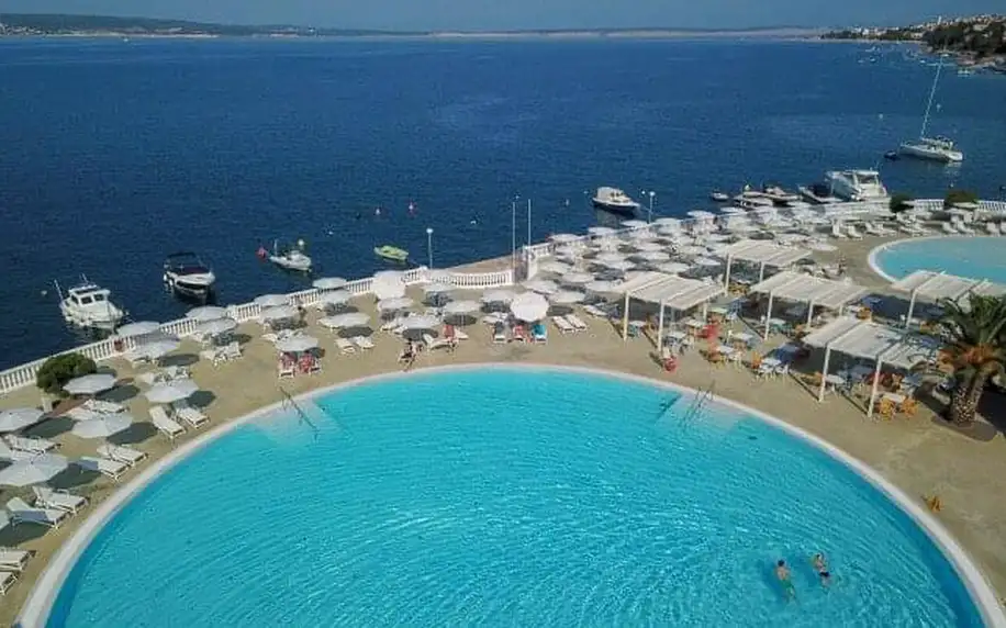 Dovolená jen 300 m od pláže v Hotelu Katarina **** s polopenzí a venkovním bazénem + děti do 12 let zdarma