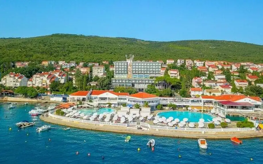 Dovolená jen 300 m od pláže v Hotelu Katarina **** s polopenzí a venkovním bazénem + děti do 12 let zdarma